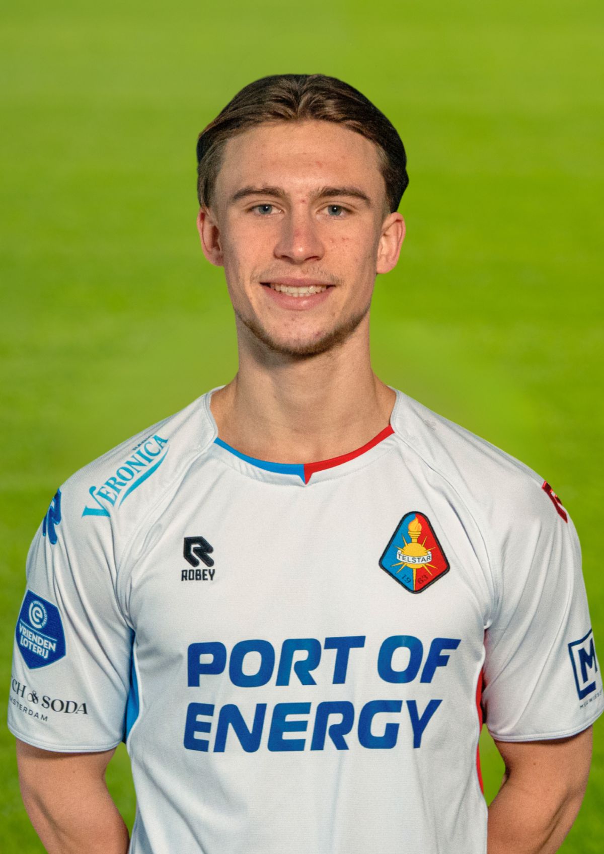 Sem van Duijn aanvaller SC Telstar rugnummer 37 in wit uitshirt met Port of Energy sponsor